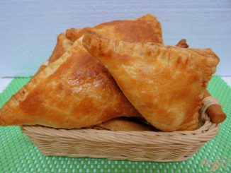 Слоеные пирожки с капустой, яйцом и зеленым луком