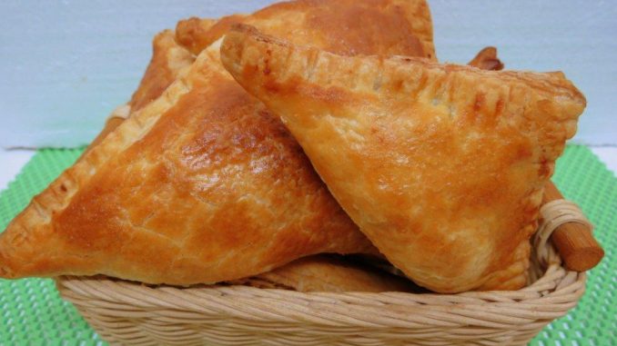 Слоеные пирожки с капустой, яйцом и зеленым луком Слоеные пирожки с капустой, яйцом и зеленым луком