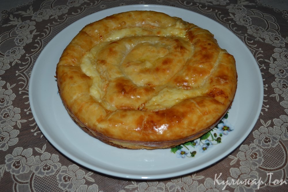 Сырный пирог-улитка из слоеного теста