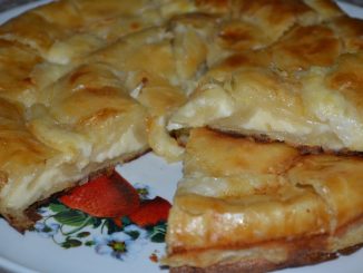 Сырный пирог-улитка из слоеного теста
