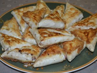 Треугольники из лаваша с беконом и моцареллой