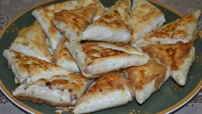 Треугольники из лаваша с беконом и моцареллой-08 Треугольники из лаваша с беконом и моцареллой