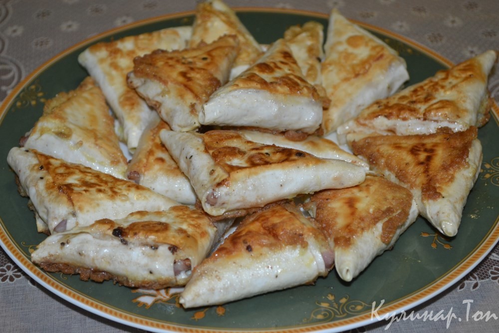 Треугольники из лаваша с беконом и моцареллой