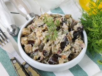Тушеные баклажаны со сметаной и зеленью