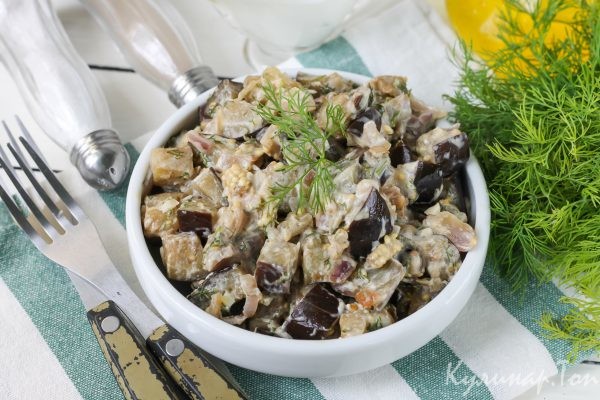 Тушеные баклажаны со сметаной и зеленью
