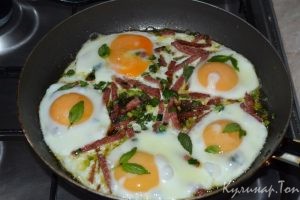Яичница с колбасой и базиликом