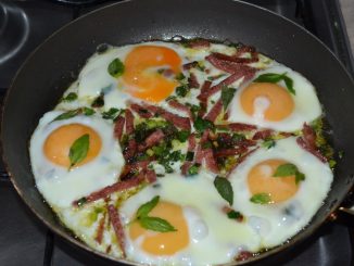 Яичница с колбасой и базиликом