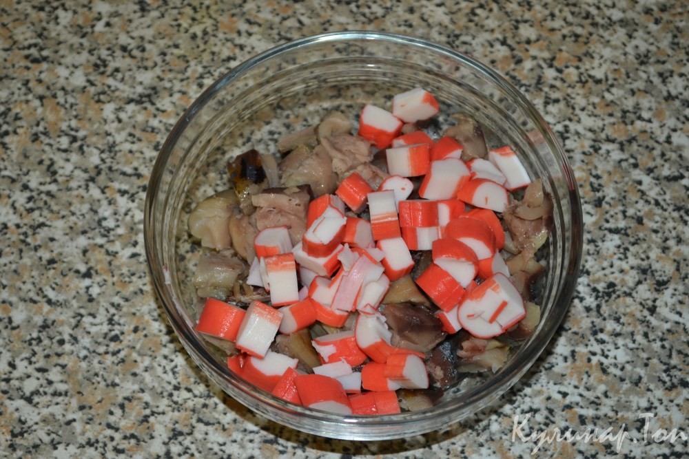 Закуска из копченой скумбрии и крабовых палочек