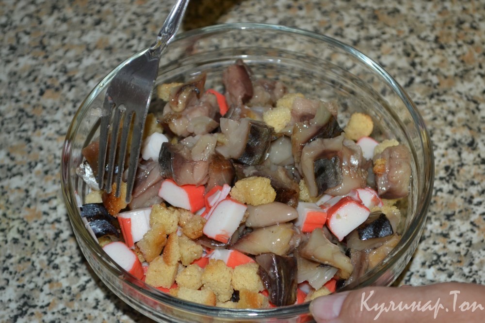 Закуска из копченой скумбрии и крабовых палочек