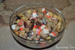 Закуска из копченой скумбрии и крабовых палочек