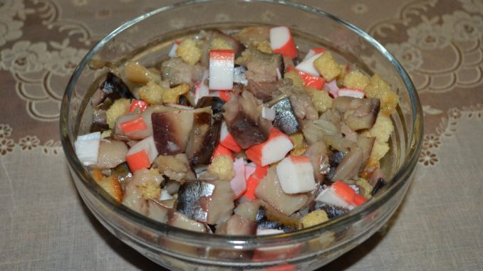 Закуска из копченой скумбрии-08 Закуска из копченой скумбрии и крабовых палочек