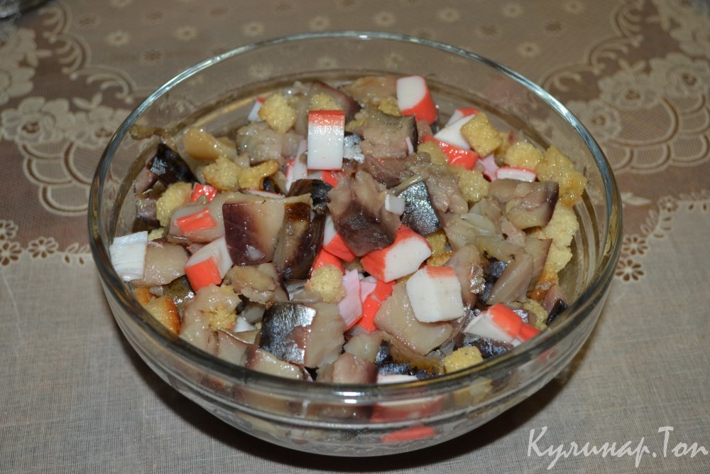 Закуска из копченой скумбрии и крабовых палочек