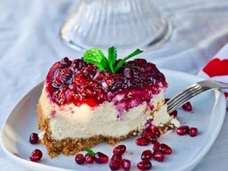 Чизкейк с гранатом, малиной и ежевикой