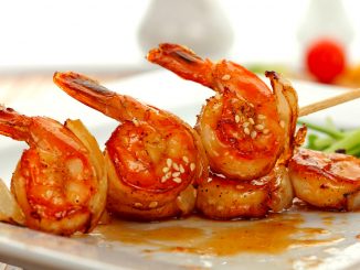 Креветки с гребешками с острым арахисовым соусом