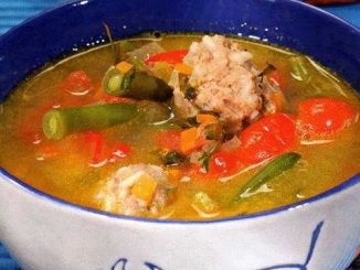 Куриный суп с помидорами, зеленой фасолью