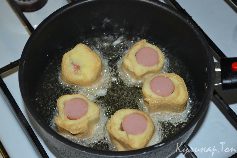 Сосиски с картофельным пюре в вафлях
