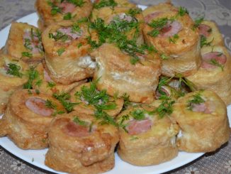 Сосиски с картофельным пюре в вафлях