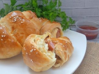 Сосиски в тесте с луком и сыром