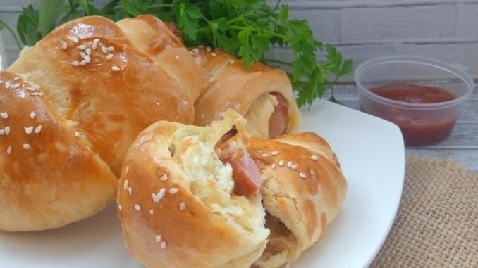 Сосиски в тесте с луком и сыром Сосиски в тесте с луком и сыром
