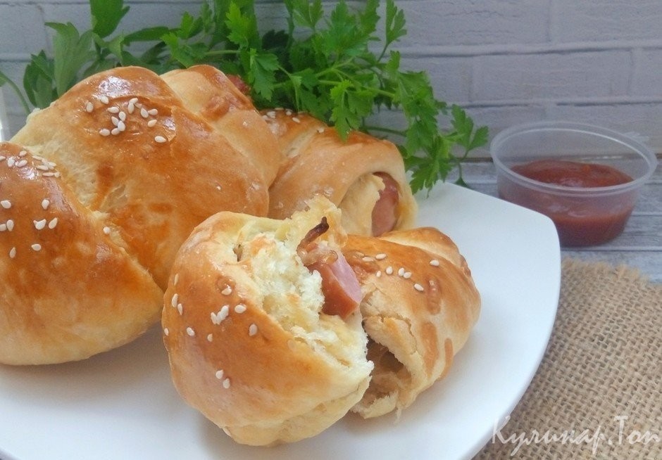 Сосиски в тесте с луком и сыром