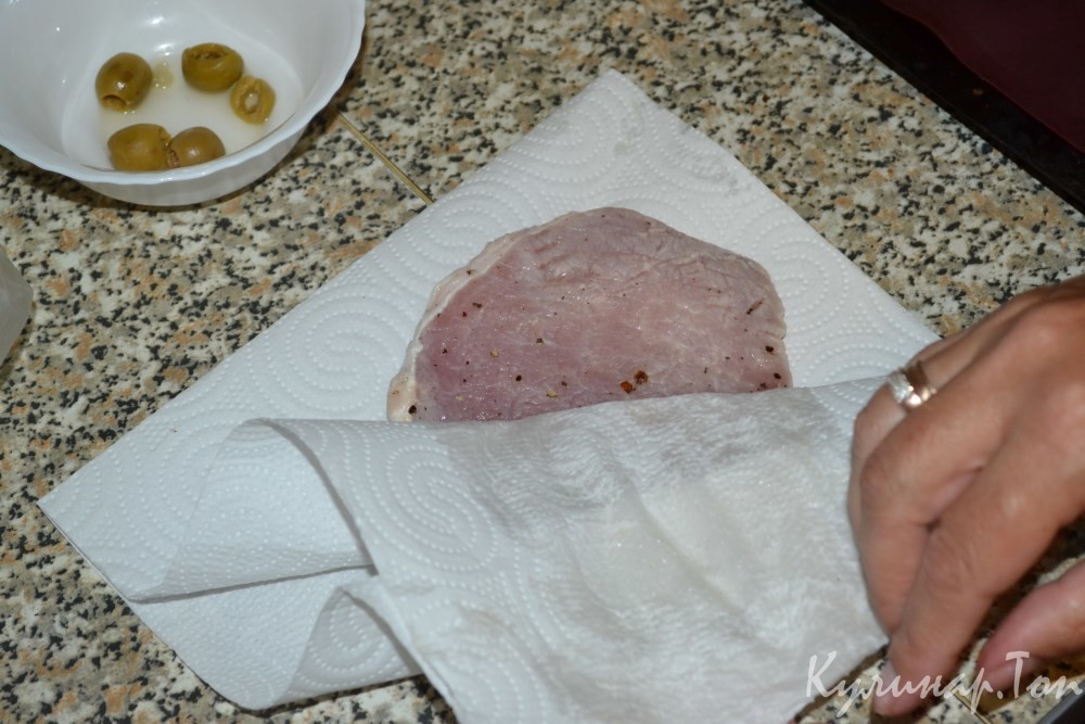 Свинина с луком и оливками