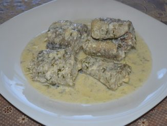 Тушёный минтай под сметанным соусом