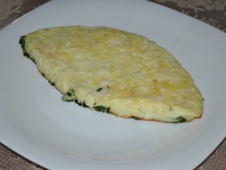 Яичница с зеленым луком и брынзой