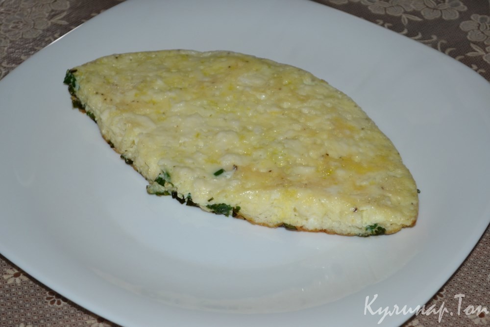 Яичница с зеленым луком и брынзой