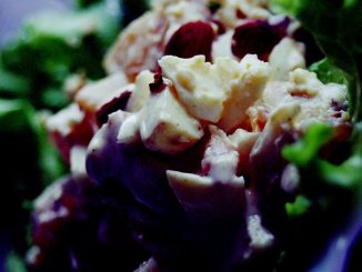 Закуска из ананаса с яйцами и карри