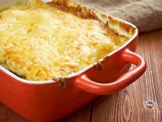 Запеканка из баклажанов и курицы под соусом морне