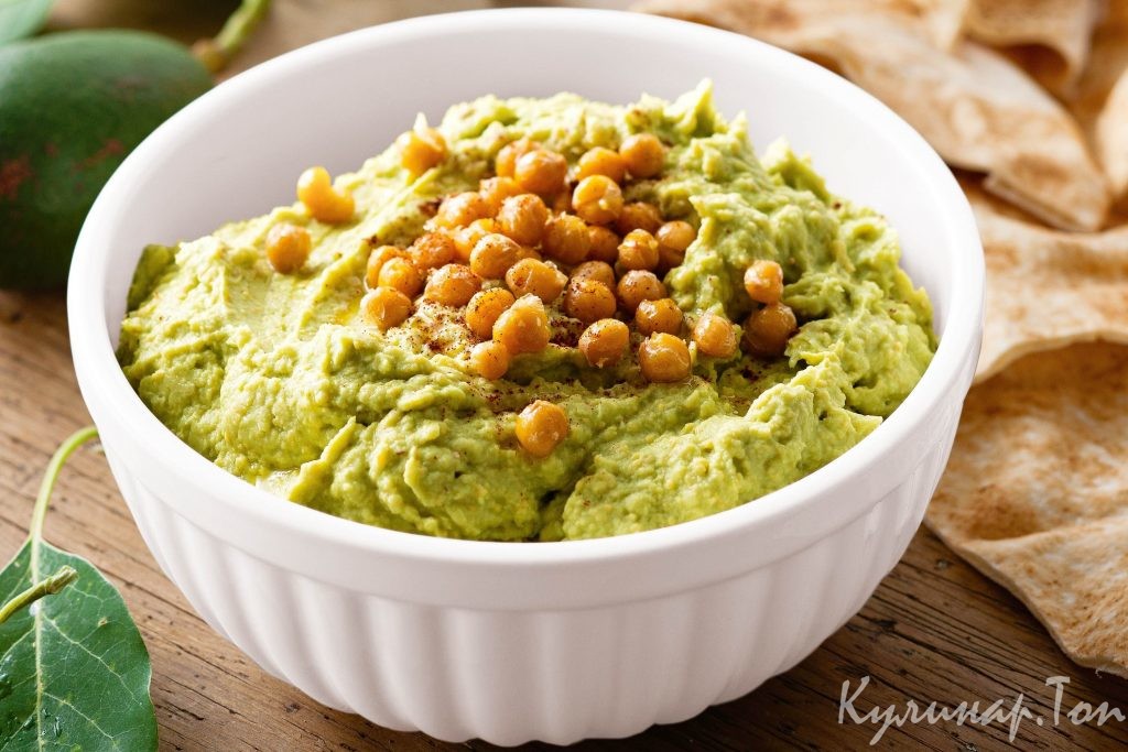 Зеленый хумус с кедровыми орешками