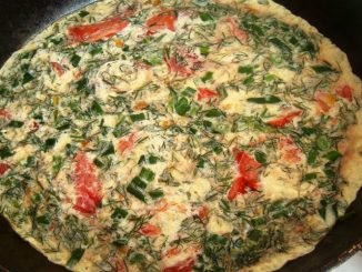 Зеленый омлет с помидорами, луком и брынзой