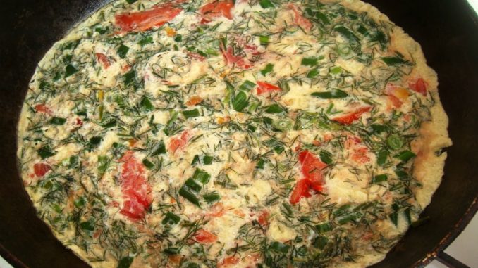 Зеленый омлет с помидорами, луком и брынзой Зеленый омлет с помидорами, луком и брынзой