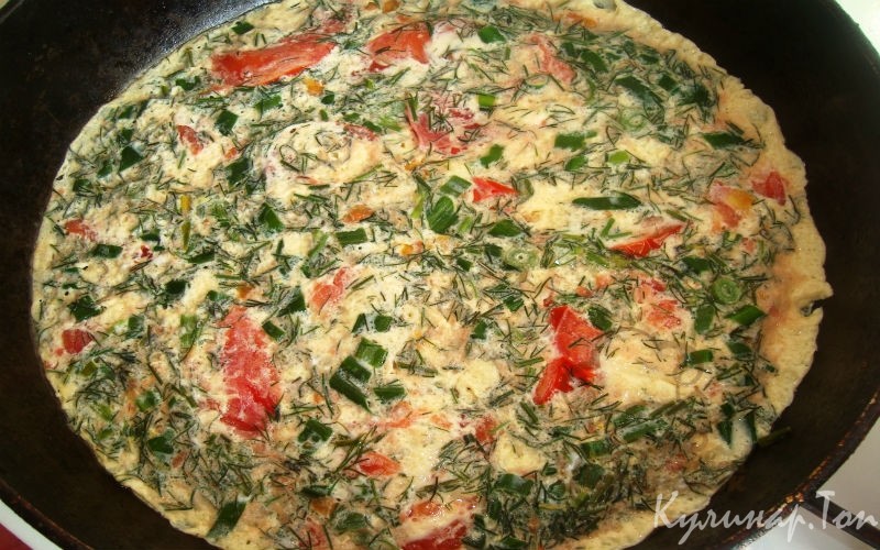 Зеленый омлет с помидорами, луком и брынзой