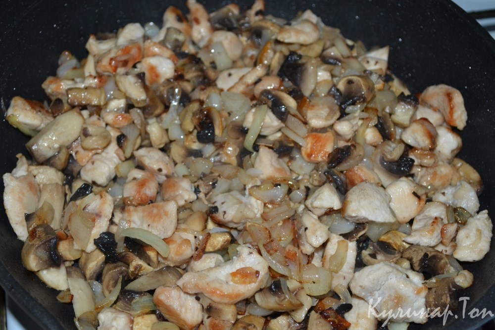 Куриная грудка, тушеная с грибами и капустой