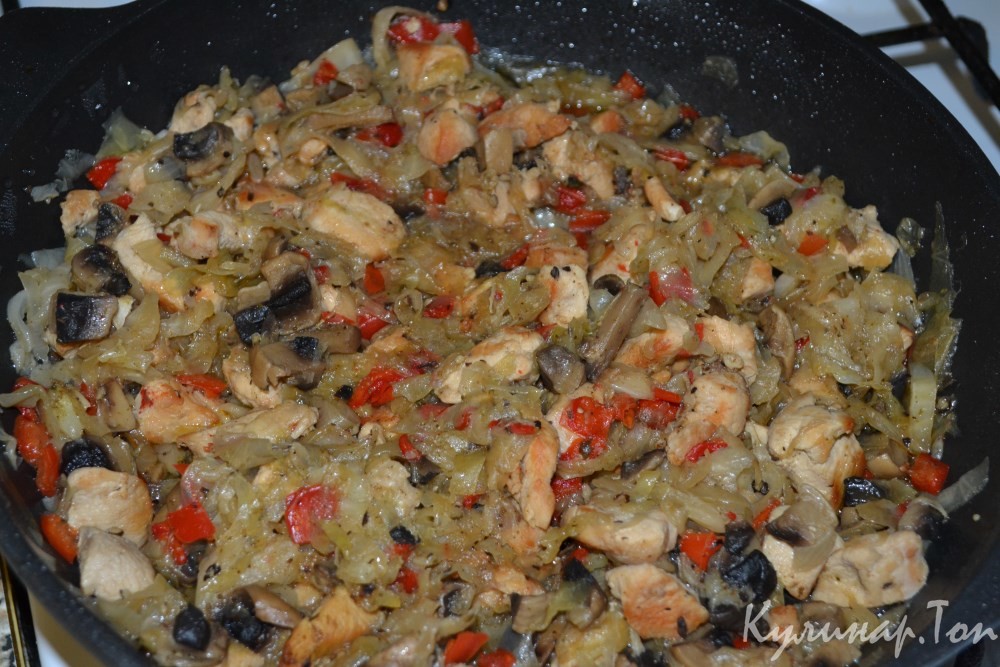 Куриная грудка, тушеная с грибами и капустой