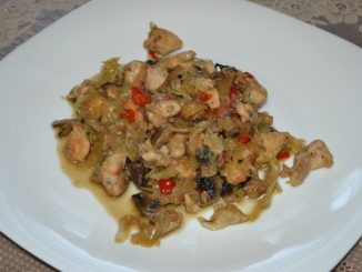 Куриная грудка, тушеная с грибами и капустой