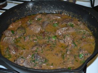 Куриная печень в орехово-чесночном соусе