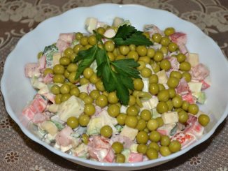 Салат из авокадо с крабовыми палочками и помидором