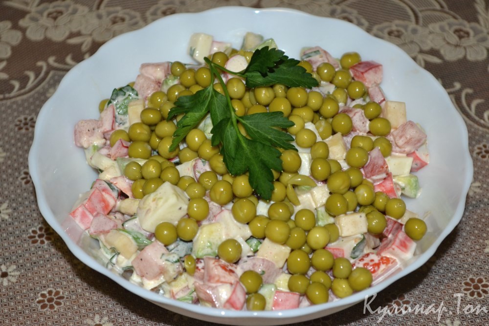 Салат из авокадо с крабовыми палочками и помидором