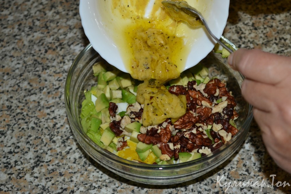 Салат из авокадо с яйцами и орехами