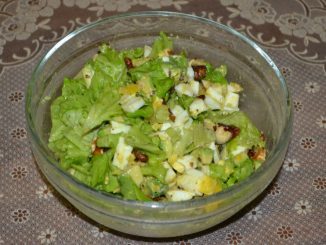 Салат из авокадо с яйцами и орехами