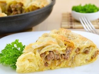 Слоеный пирог из лаваша с обжаренным фаршем и луком