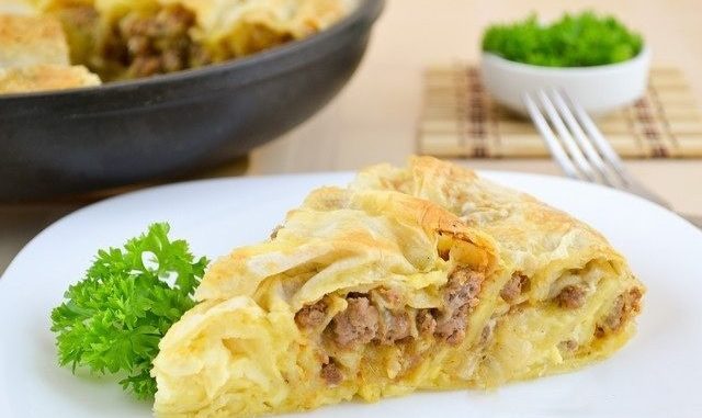 Слоеный пирог из лаваша с обжаренным фаршем и луком Слоеный пирог из лаваша с обжаренным фаршем и луком