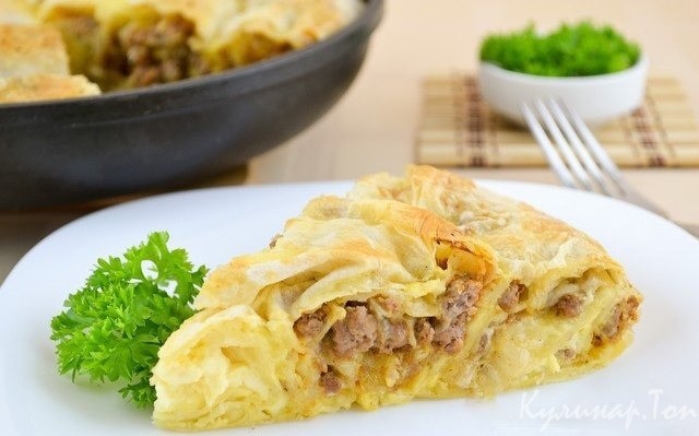 Слоеный пирог из лаваша с обжаренным фаршем и луком