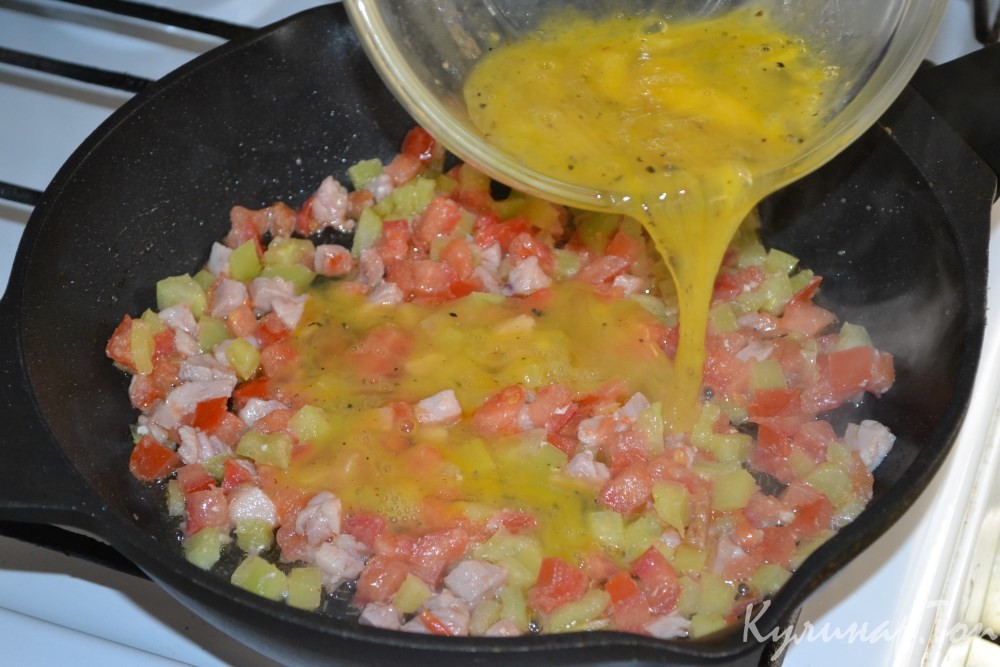Яичница с овощами и копченой курицей