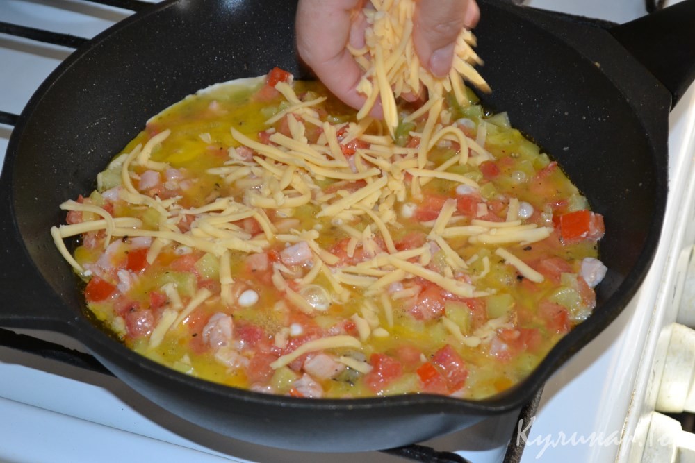 Яичница с овощами и копченой курицей