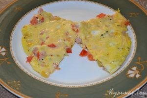 Яичница с овощами и копченой курицей