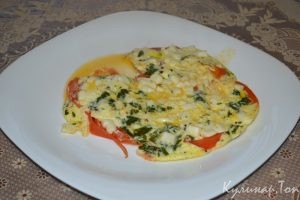 Яичница с помидорами и брынзой