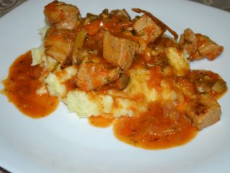 Тушеная свинина с шампиньонами и сладким перцем